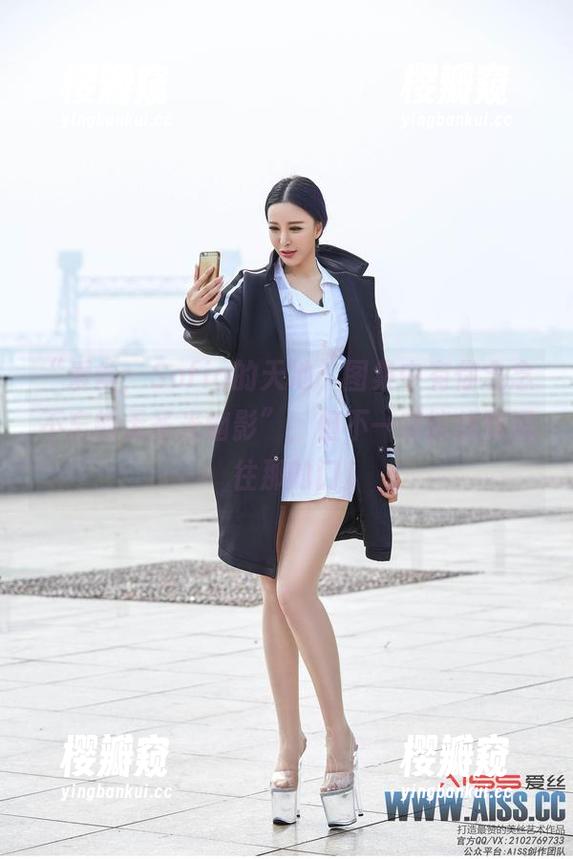 “爱丝，Sofia的天地，图集中有你念念不忘的无圣光幽影”，但不一定能找到通往那的门