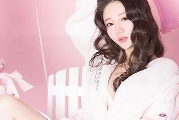 GIRLT果团网 – 泳池边的黄歆苑，以美图展示了什么叫随性。