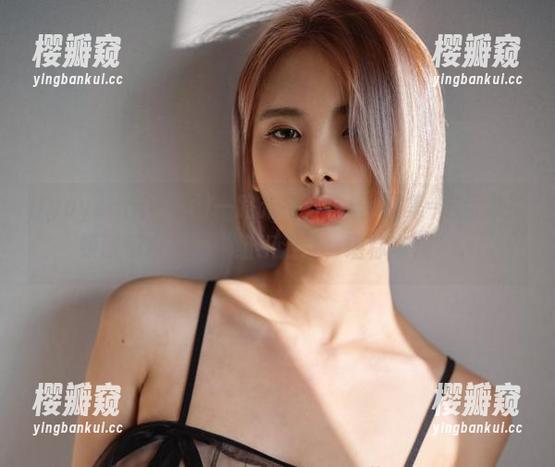 Hyoyeon(김효연)一路走来，白丝+图集=启示录！顿时明白何为“组织混乱，堪称奇观”。