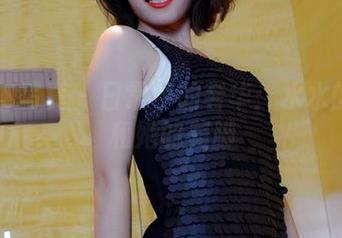 PANS写真 – 日常中的奢华：水水的写真和她的美脚