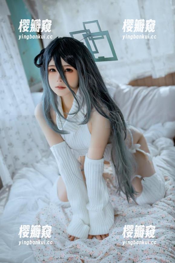 Quan冉有点饿的写真：看，天使在偷偷吃！