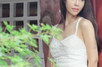 UGirls尤果网 – 偷瞄杜小雨的私房作品，裤子里的丝线没说完的故事。