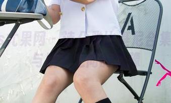 UGirls尤果网 – 诗朵雅比基尼合集：穿上与脱下之间的犹豫