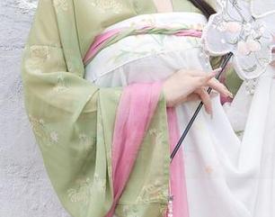 Xiuren秀人网 – 在线浏览涵涵Luna的户外写真，内心盘算着这次又要让多少人变成背景板。