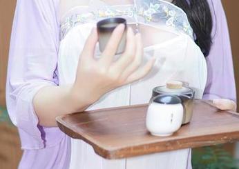 Xiuren秀人网 – 王婉悠Queen的吊带写真，偷偷给你点福利，放宽心好不好？