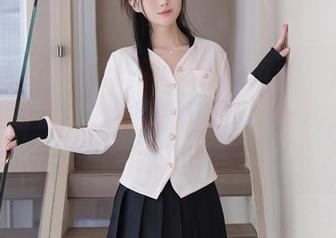 Xiuren秀人网 – 花园里的沉默：软软子图集里的美女，让人心中涌起一种难以言喻的情节。