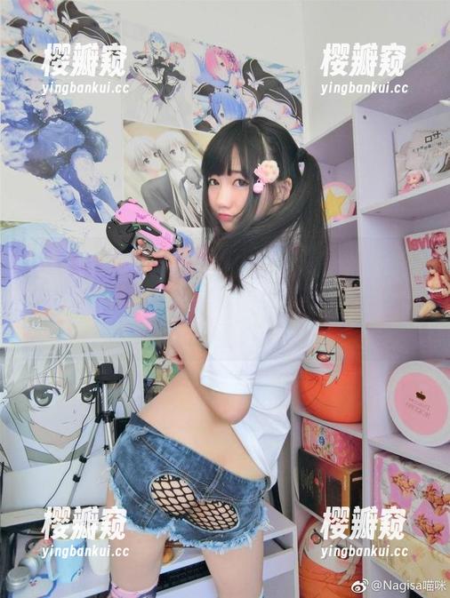nagisa魔物喵 图包里“nagisa魔物喵”的职业装,考究得让人嘴角上扬,工作都显得不那么严肃了。