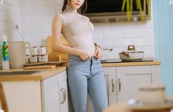 一智智的粉色比基尼：在线抓拍，美图让人忍不住多看几眼。