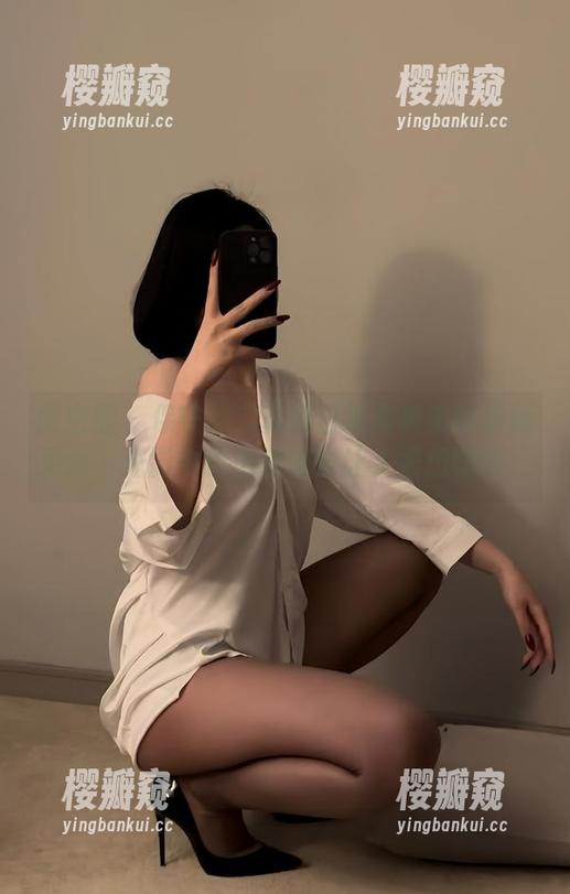微密圈 - 保守的二舅妈日常写真集的最新更新，光影中透出的感觉让人很想聊聊。