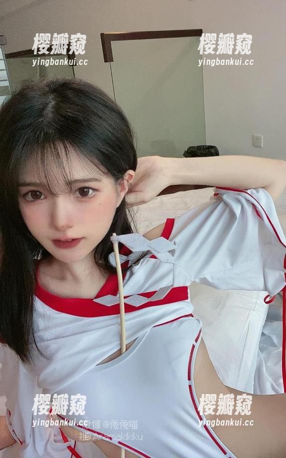 套图里的倦倦喵，让我忍不住多看几眼她的露背裙。