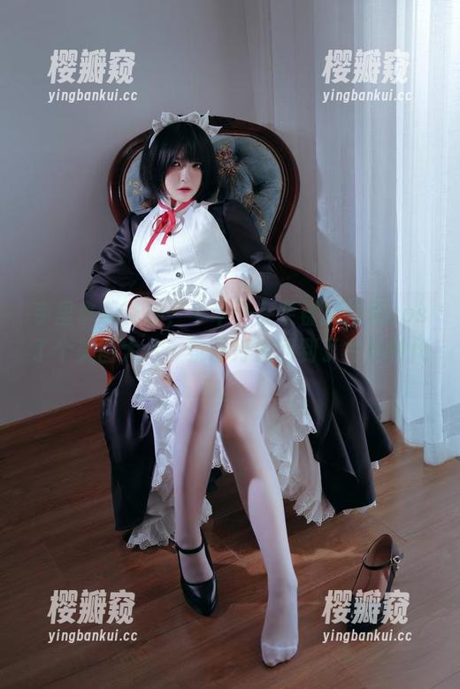 半半子 手里拿着茶杯,半半子在柴郡旗袍里cos了个美图大片,氛围好像回到了古典时代。