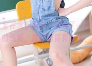 叉子宝宝在水手服中，展现了一种说不清的气质，摄影师真有眼光。