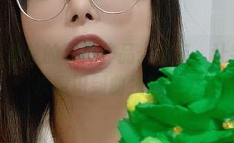 夏小秋秋秋的写真作品：吊带，让我再一次意识到曲线的魅力