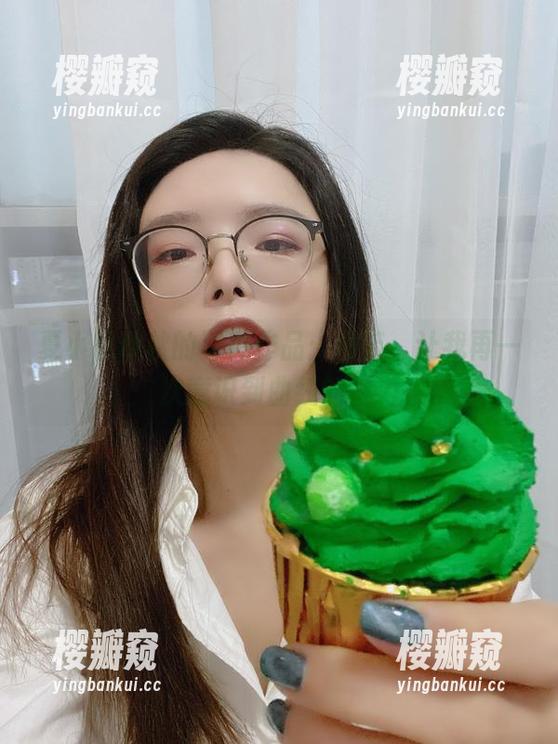 夏小秋秋秋 夏小秋秋秋的写真作品:吊带,让我再一次意识到曲线的魅力