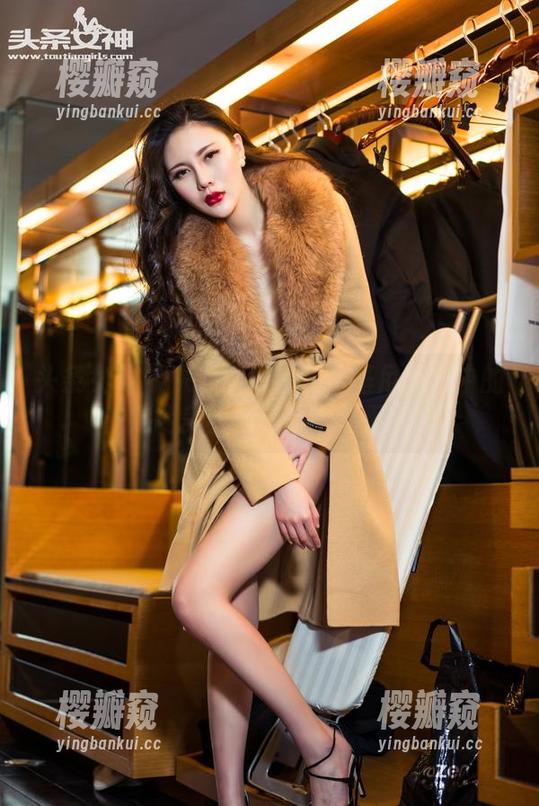 头条女神-小米粒儿 头条女神 - 探讨小米粒儿比基尼图集中的定制美学:美是个双刃剑