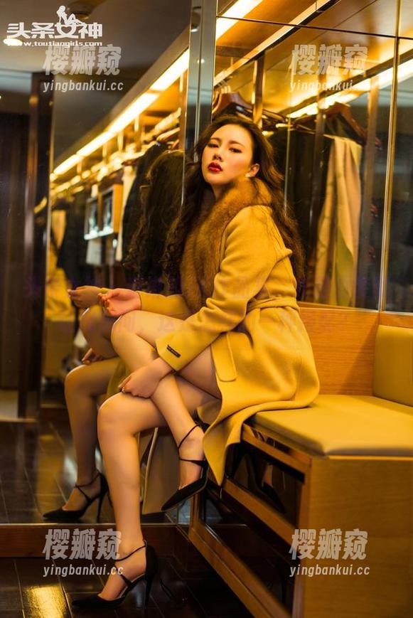 头条女神 - 琳琳的JK作品集，光是服装就让我想问，这是怎样的一种搭配？