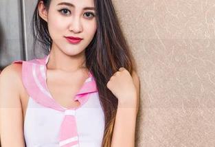头条女神 – 美纳子的新作品，不就是扫一扫美图，在泳池里耍帅吗？
