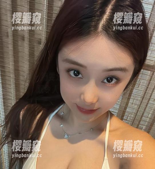 奶雯 微密圈 - 奶雯分享的原图,审美一下她那双令人“眼馋”的美脚。