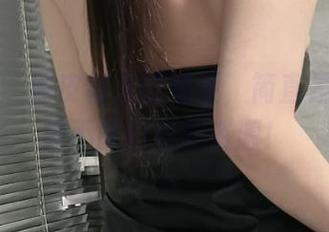 微密圈 – 黑皮裙里的奶雯，简直是让人欲罢不能的私拍资源！
