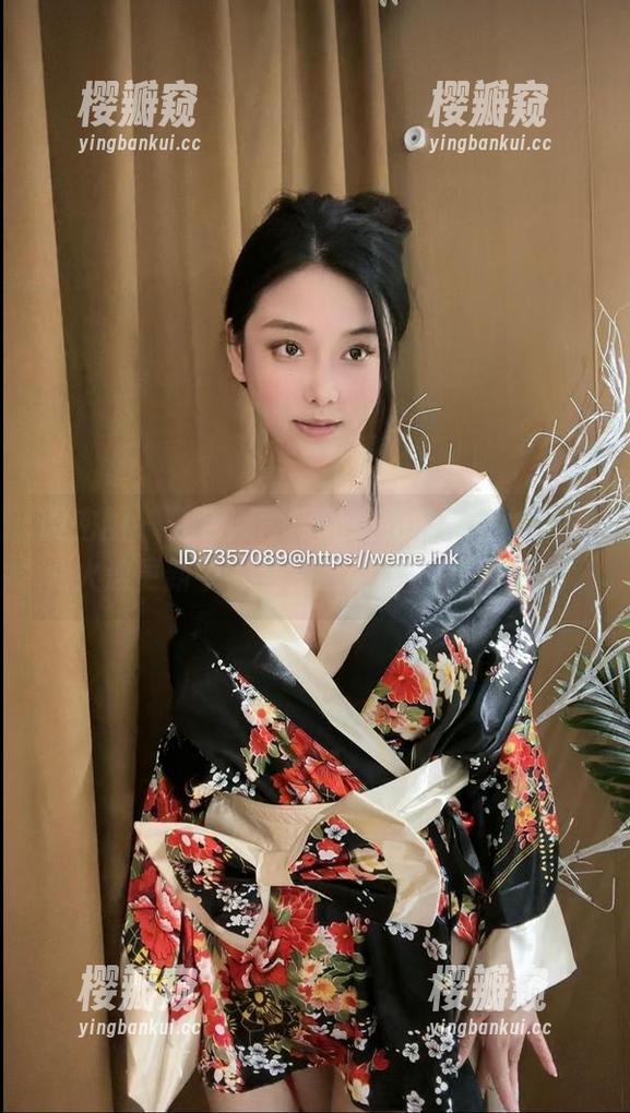 奶雯 微密圈 - 红色漏背裙配奶雯的气场,美图火速更新中,合集赶紧来地图找吧。