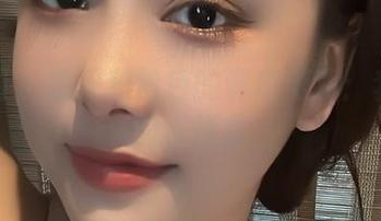 微密圈 – 奶雯和粉色的调皮游戏：套图中的小插曲