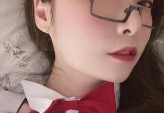 在线观赏小泉学姐吖的浴室超清原图，水汽缥缈中，她的洗发水有多种！