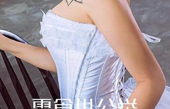 尤果网 – 娜露泳池美图，听说水下的她跟水面上完全两个样。