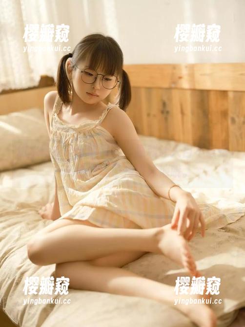 幼水铃衣 幼水铃衣的泳装写真,福利让人目不暇接,小心眼珠子掉进泳池哦。
