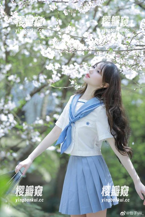 怡子yiii 怡子yiii的写真作品:天使在天上飞,结果我就摔了。