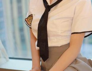 模范学院 – 原图、高清！白衬衫下，徐cake试图掩饰如何优雅又不小心露出小懵懂的时刻。