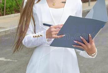 爱丝 – 佳慧的女神写真完全逆袭了我的审美，照片里露出的那一丝狡黠太可爱了。