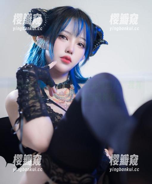 狐洛洛子 狐洛洛子浴室漫游:无圣光与图片,我其实更在意那两只肥猫的神情。