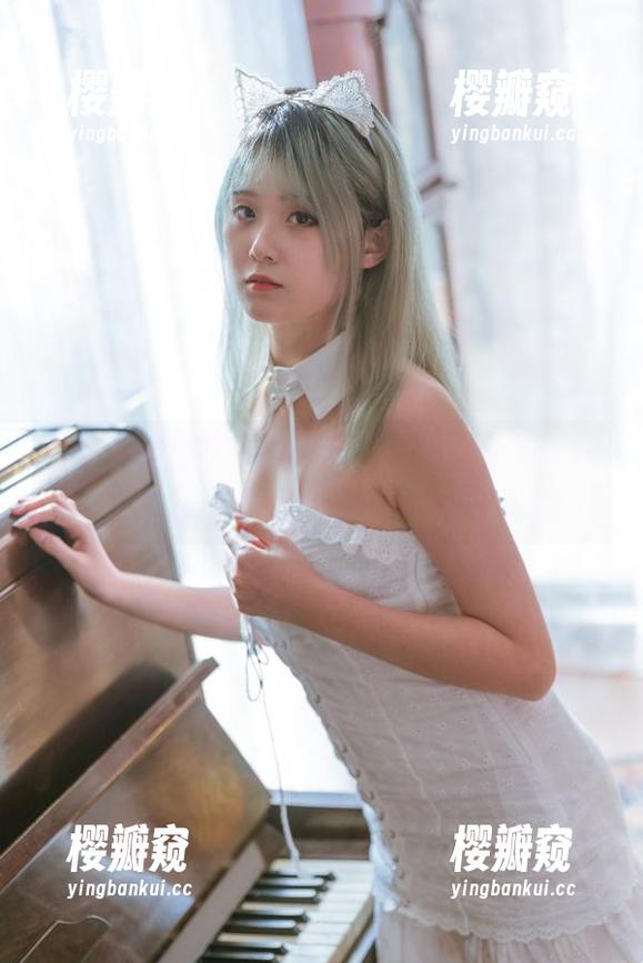 秋楚楚不秃头 看这组最新水手服图片,秋楚楚不秃头把夏天流浪到了秋天吗?