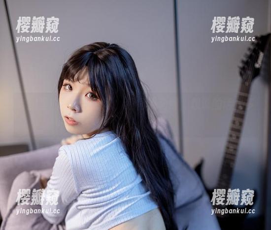 套图里的自闭颜球球，红裙飘动间，想说的话太多！