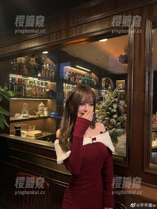 芊芊酱w 芊芊酱w新一轮的泳装cos,图包里不止是水漂,还有戏