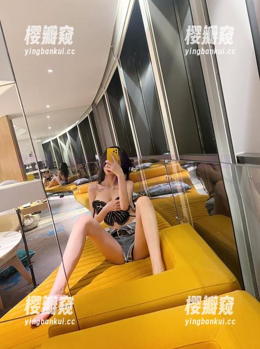 葛征 微密圈 - 葛征的新发现:定制丝袜制服,让你的工作日变成秀场!