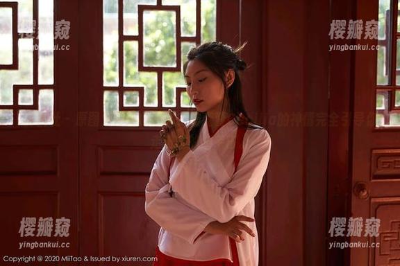蜜桃社 - 原图为何如此迷人？陆萱萱Cecilia的神情完全引导你走进她的小宇宙。