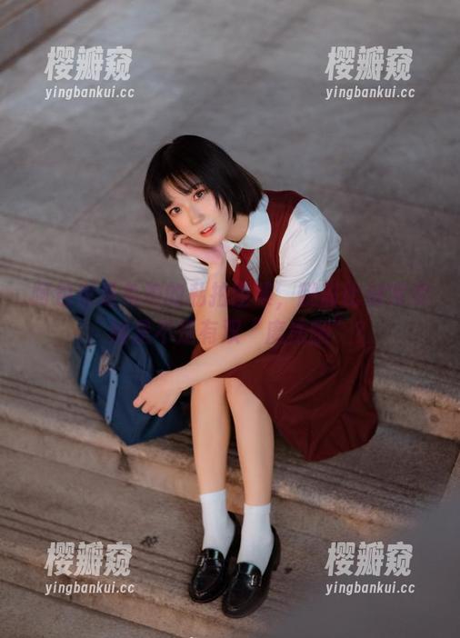 阿包也是兔娘 阿包也是兔娘的私拍图集,腿部比例完美,她是不是有双“魔法腿”?