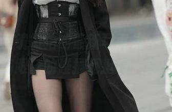 想不到魔镜街拍的最新写真集，牛仔裤和高跟鞋的碰撞还挺有一套。