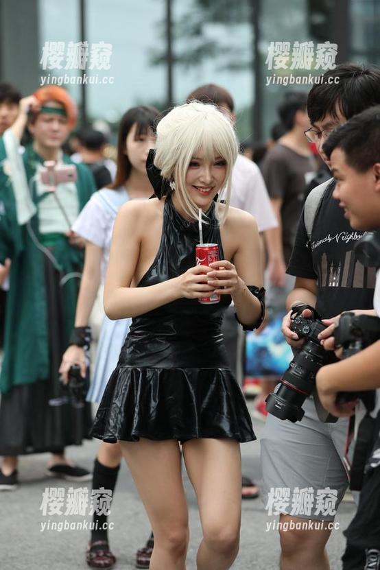 魔镜街拍 魔镜街拍:夏日热裤和小白鞋的绝妙搭配,不信你来分享这组套图!