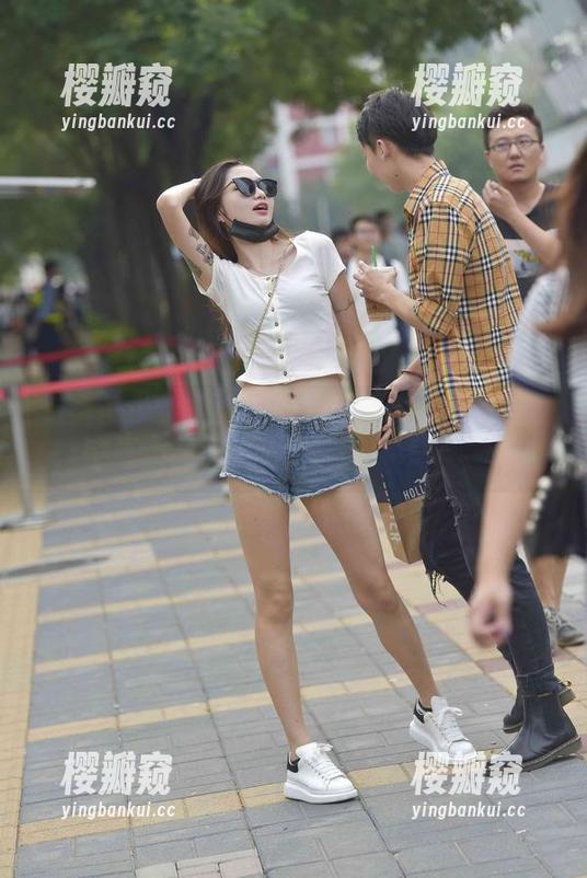 魔镜街拍 魔镜街拍的私拍系列:高跟小姐姐与街头的邂逅