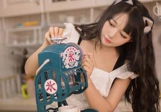 看！黑猫猫ovo的私房短裤已上线，连猫咪都想借个光。